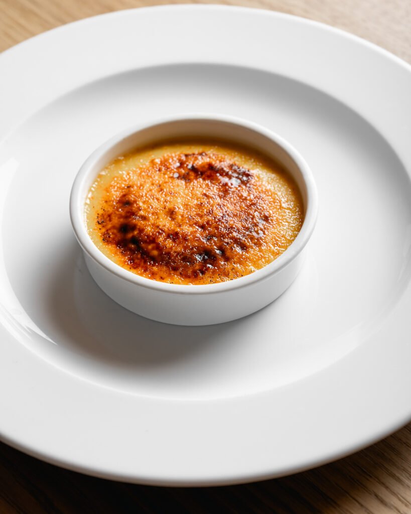 Crème brûlée con superficie caramellata – fotografia dessert VA Photo