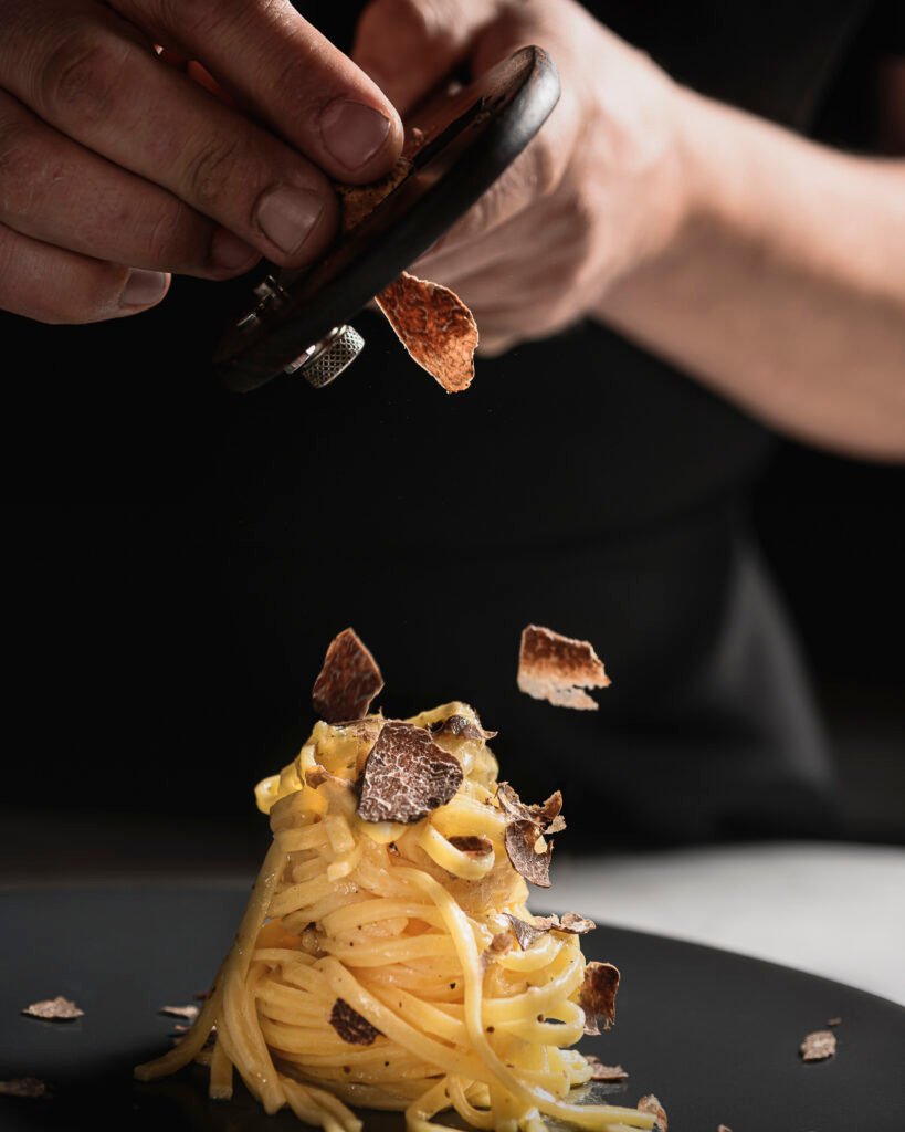 Tartufo grattugiato al tavolo, fotografia di Andrea Ventura