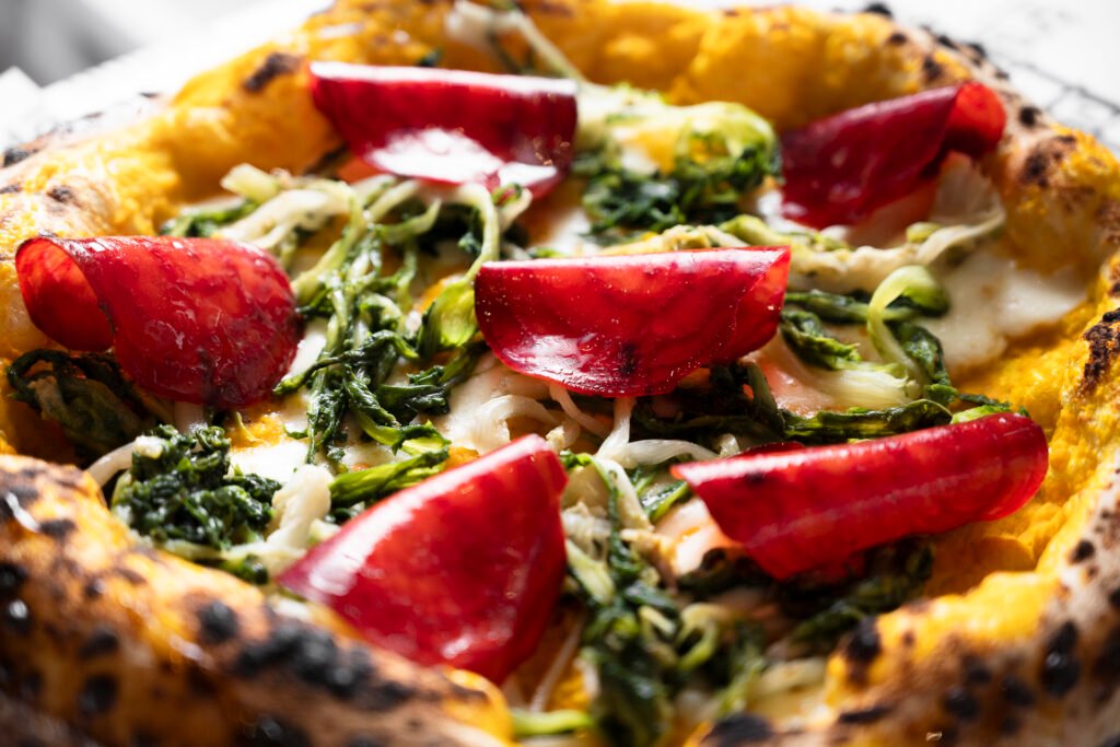 Pizza con barbabietole rosse, verdure di campo e formaggio fresco – food photography VA Photo