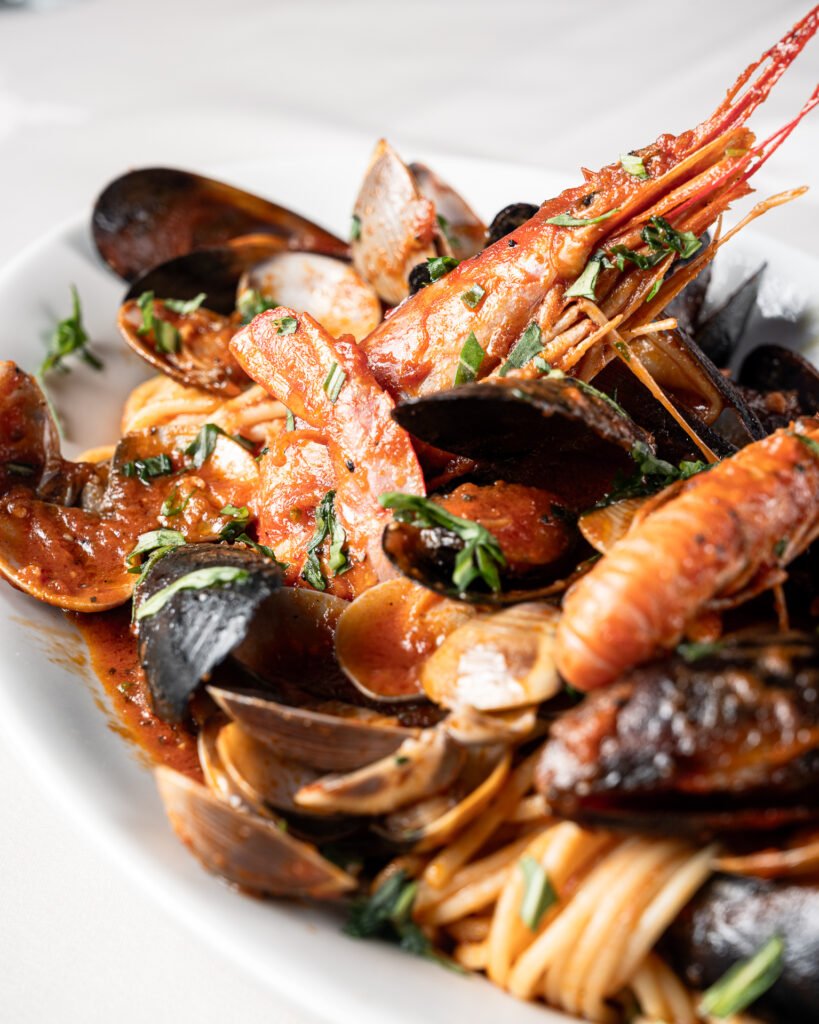 Linguine ai frutti di mare con scampi e cozze – food photography VA Photo