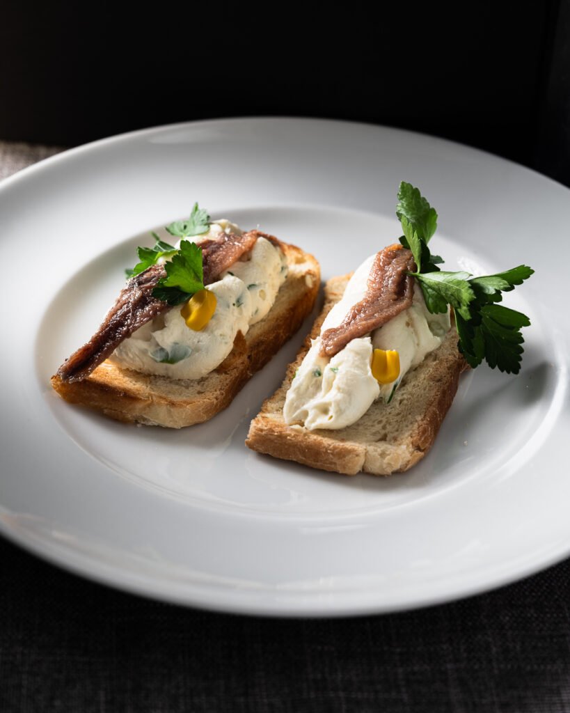 Crostini con mousse di ricotta e filetti di alici – food photography VA Photo