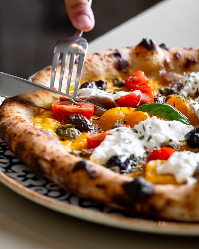 Pizza gourmet con pomodorini, burrata e olive nere – fotografia gastronomica VA Photo