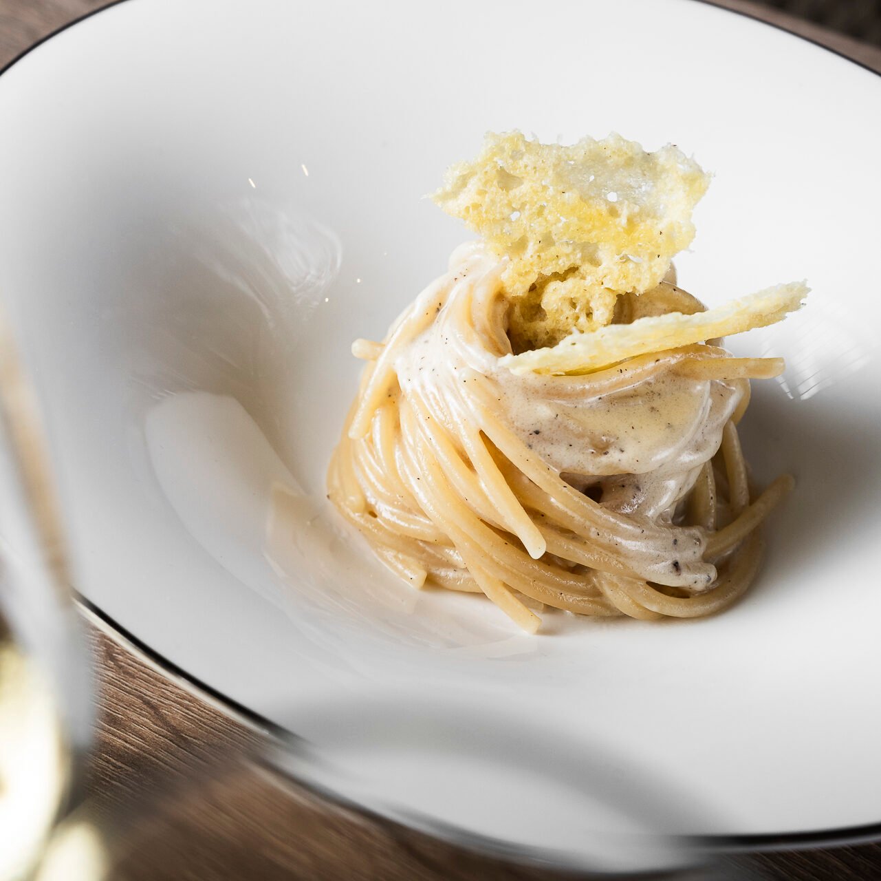 foto di una pasta cacio e pepe 