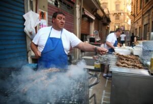 La cucina siciliana che non ti aspetti: dai larunchi di Paternò alla carne di cavallo, fino alle frattaglie di strada