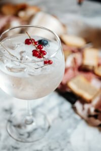 Gin Tonic: la storia del cocktail nato come medicina contro la malaria