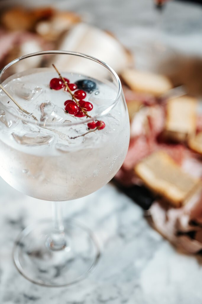 Gin Tonic in bicchiere a palloncino con ghiaccio e botaniche — fotografia food professionale by Andrea Ventura, VA Photo Sicilia
