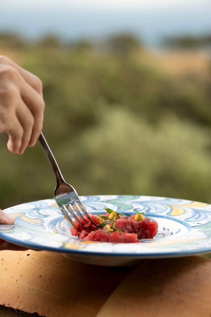 Tartare di Scottona modicana con sfondo delle colline Siciliane dall'agriturismo Russa Belladonna