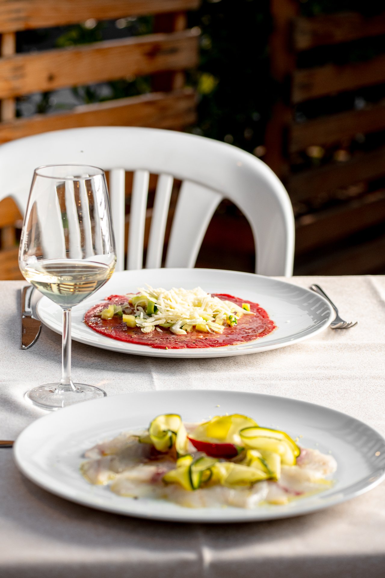 Tavola apparecchiata con antipasti e vino bianco, fotografia di Andrea Ventura