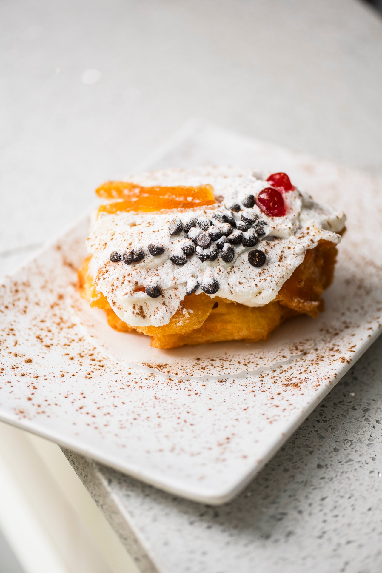 Sfincia di San Giuseppe con ricotta, gocce di cioccolato e canditi, fotografia di Andrea Ventura per Pasticceria Nobel