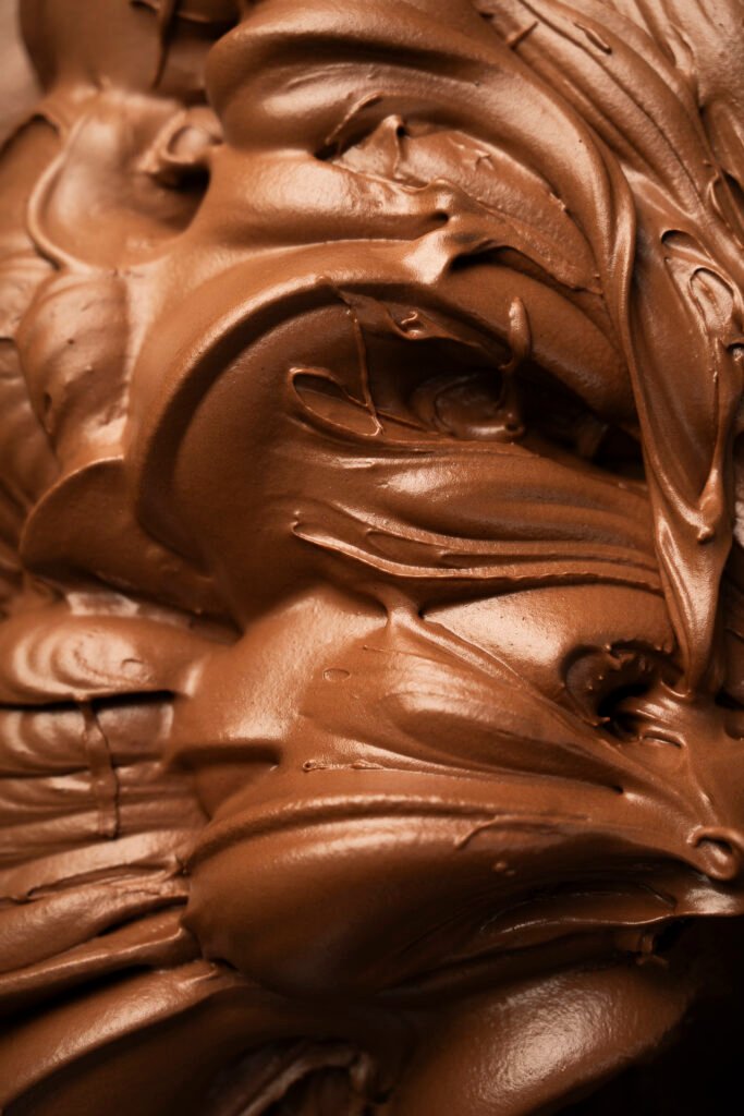Cioccolato fuso in primo piano, texture lucida, fotografia food di Andrea Ventura