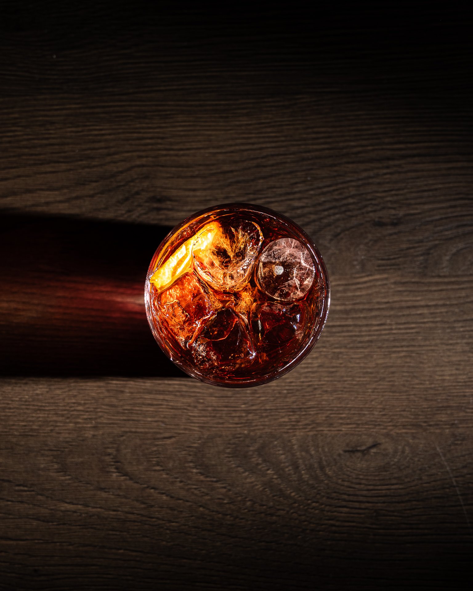 Cocktail visto dall'alto su tavolo in legno, fotografia di Andrea Ventura