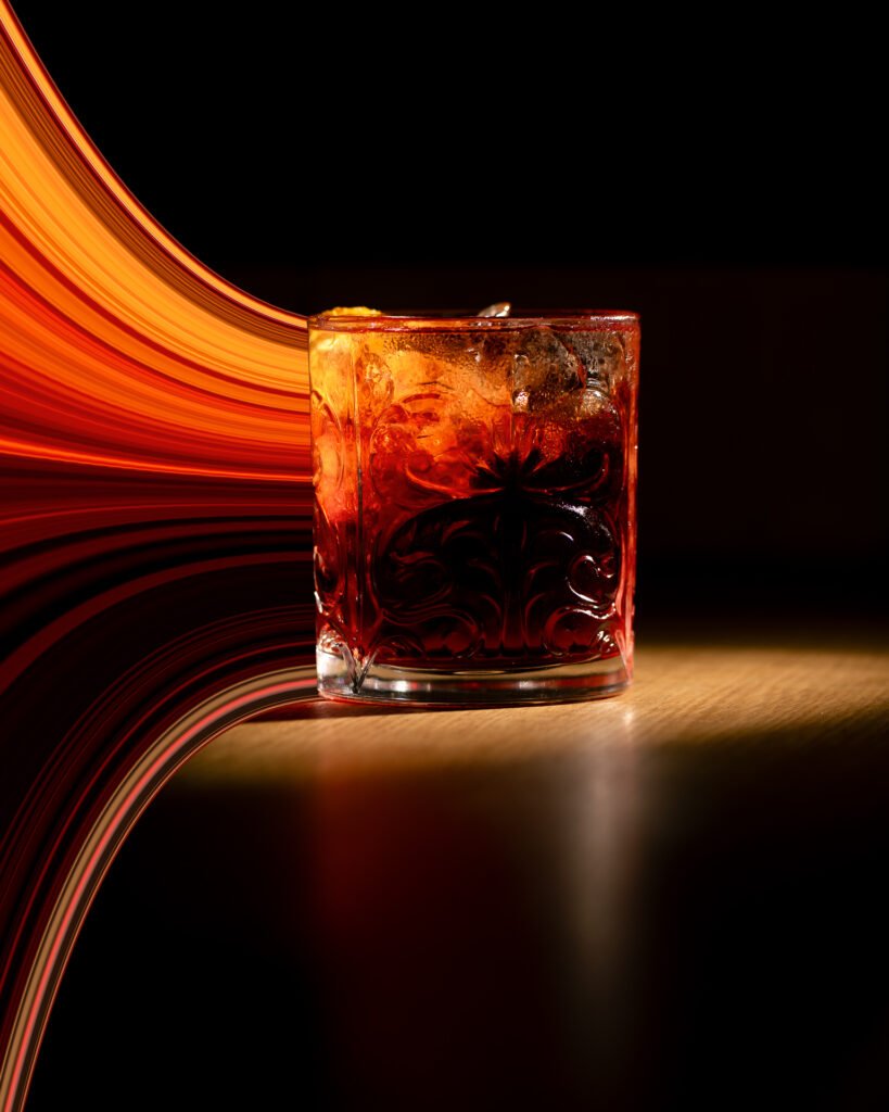 Cocktail con luce scenografica, fotografia editoriale di Andrea Ventura
