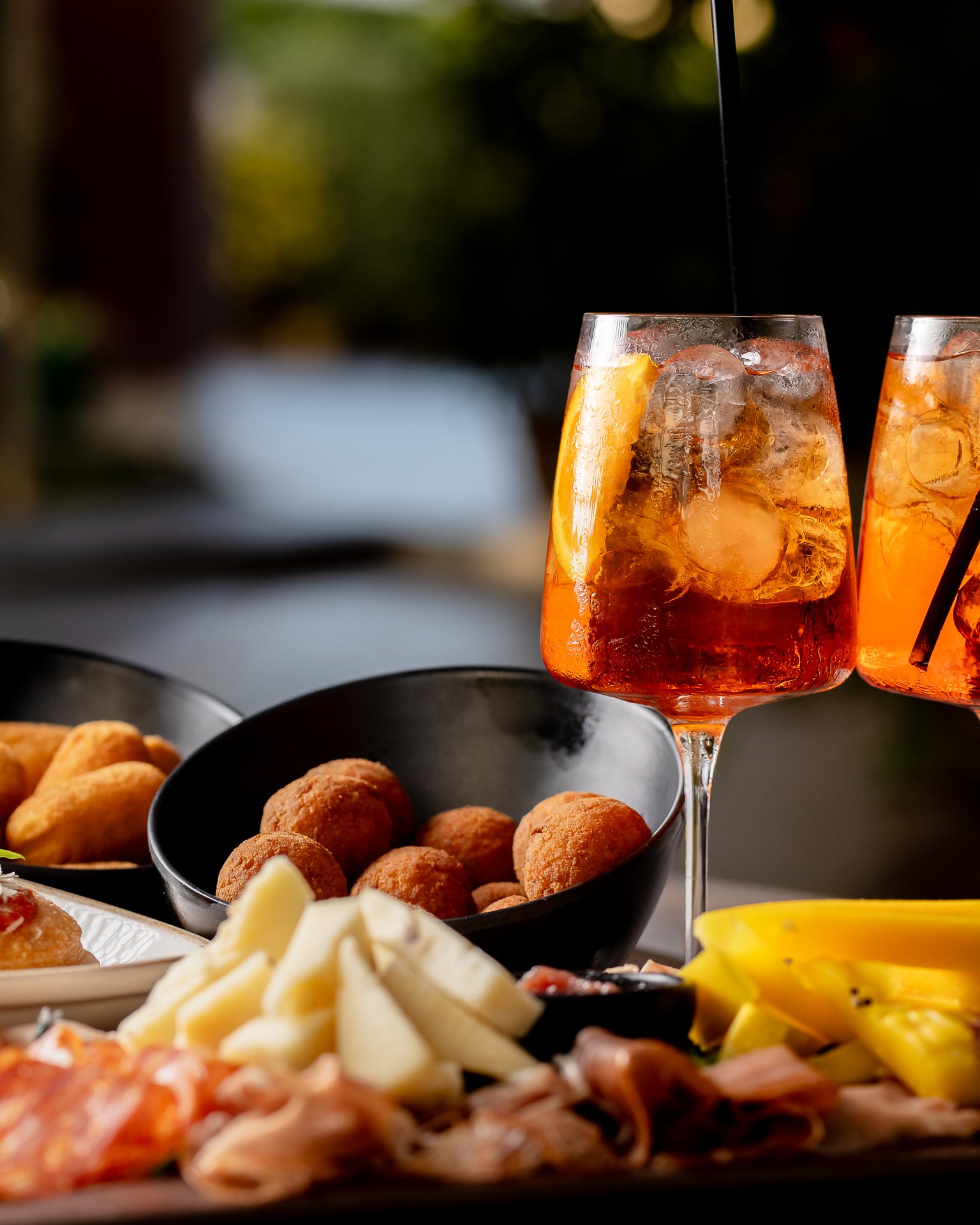 Aperitivo con spritz, tagliere e fritti, fotografia food di Andrea Ventura per Ristorante Habanero