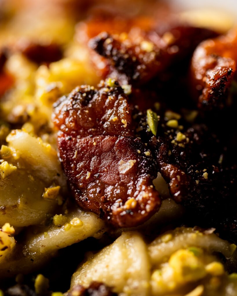 Dettaglio ravvicinato di un piatto con salsiccia, fotografia food in Sicilia di Andrea Ventura ottimizzata per il web