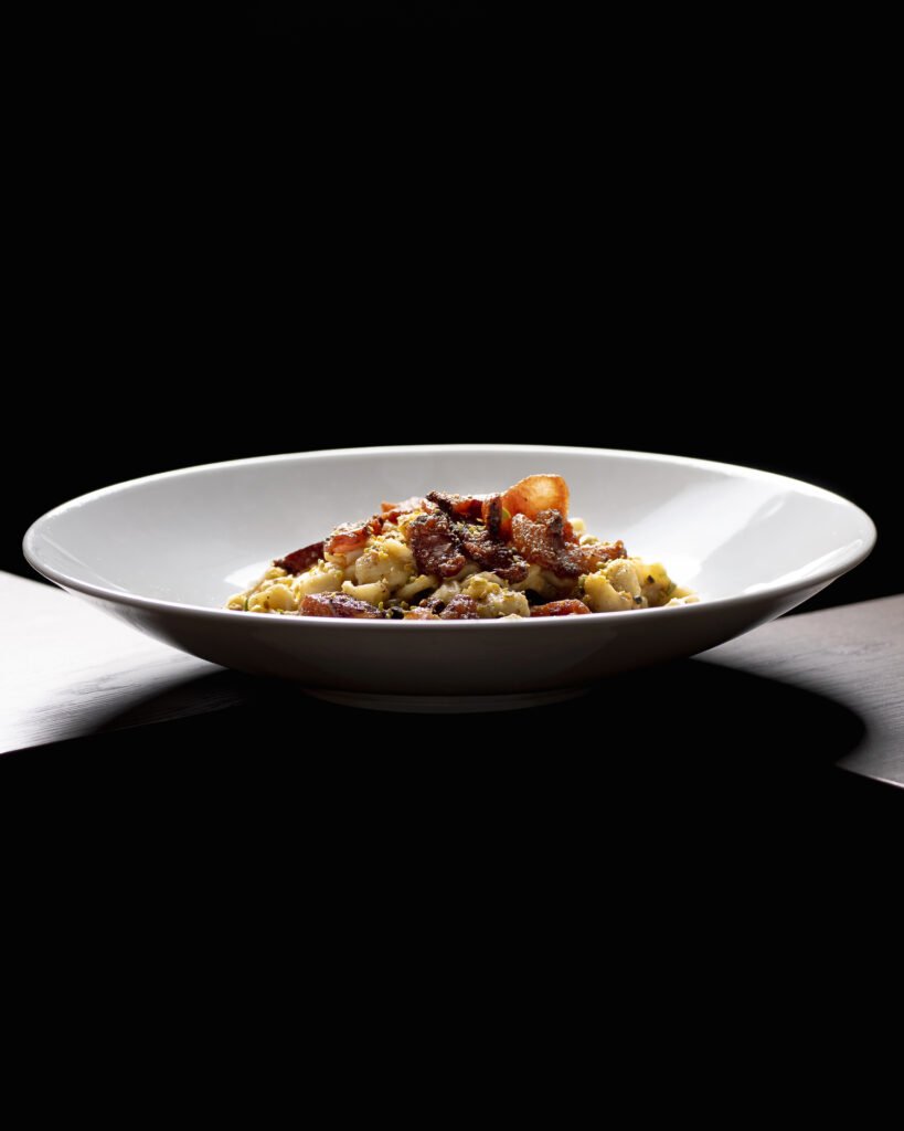 Piatto di pasta in fondina bianca su fondo nero, food photography di Andrea Ventura