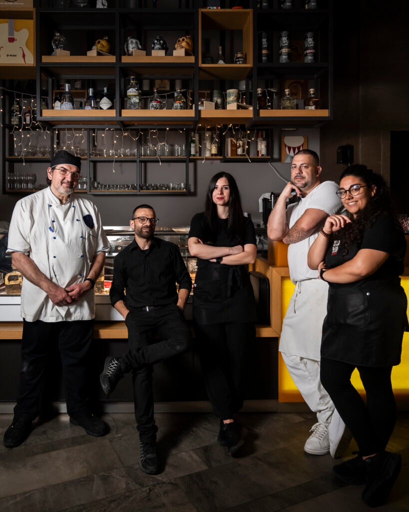 Lo staff del Ristorante Habanero in Sicilia, ritratto di gruppo fotografato da Andrea Ventura