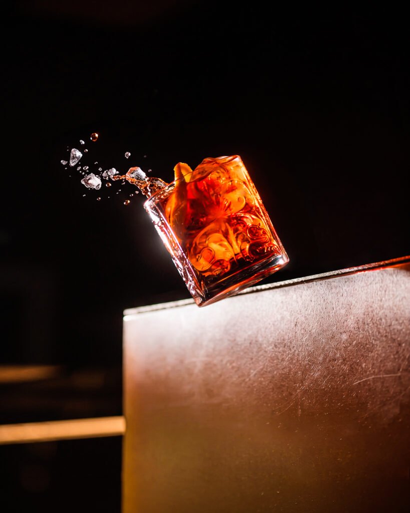 Cocktail in movimento con schizzo, fotografia di Andrea Ventura