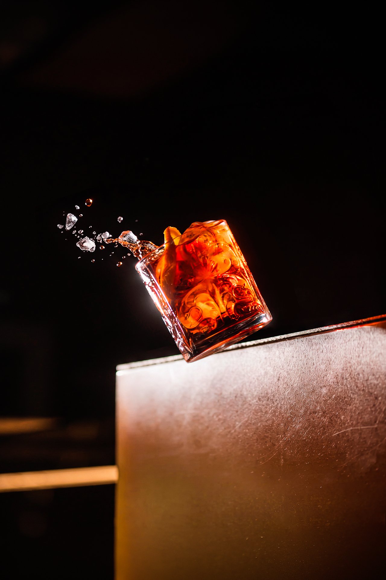 Cocktail in movimento con schizzo, fotografia di Andrea Ventura