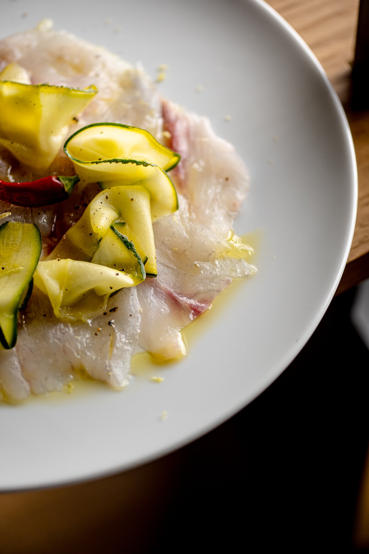 Crudo di pesce con zucchine, fotografia food di Andrea Ventura