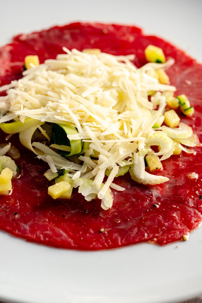 Carpaccio di manzo con formaggio e zucchine, fotografia alimentare di Andrea Ventura per un ristorante in Sicilia