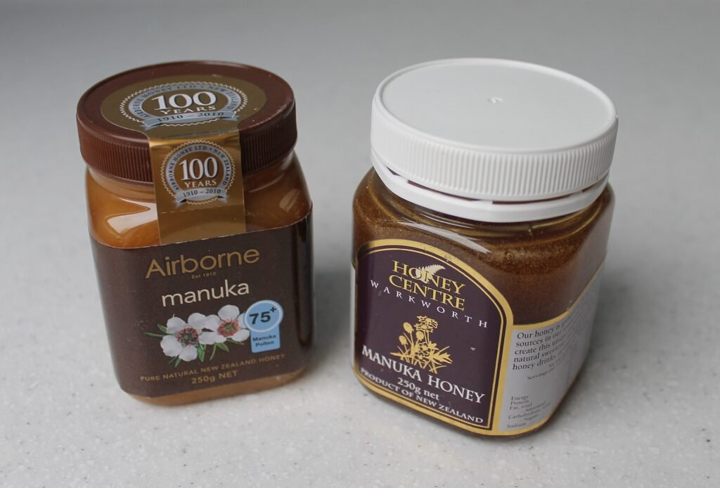 Barattoli di miele di manuka con indicazione MGO e UMF in etichetta