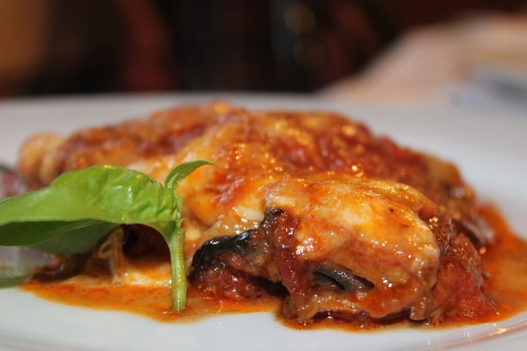 Parmigiana di melanzane appena sfornata