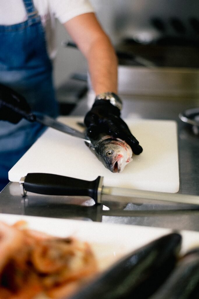 Chef al lavoro in cucina durante uno shooting fotografico al ristorante in Sicilia, fotografia di Andrea Ventura